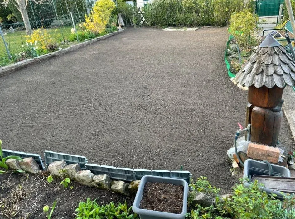 Vorbereiteter, planierter Boden vor der Neuanlage des Rasens