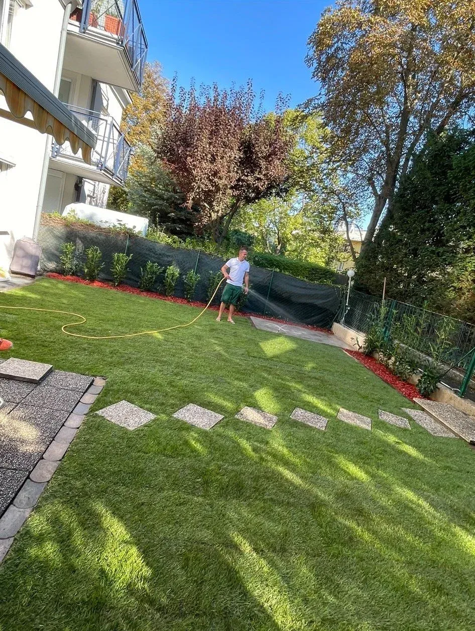 Bewässerung eines frisch angelegten Rasens mit Trittsteinen